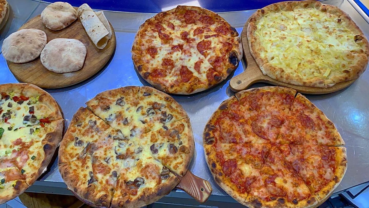 Il nostro banco pizza è Sempre pronto a partire dalle 11am ! ;)